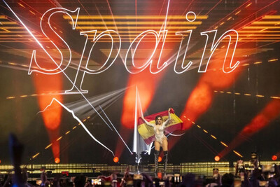 Melody с испанским флагом в начале финала Евровидения 2025